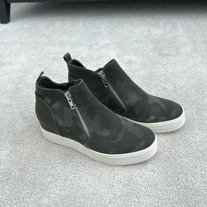 Never been worn,Steve Madden zip booties.